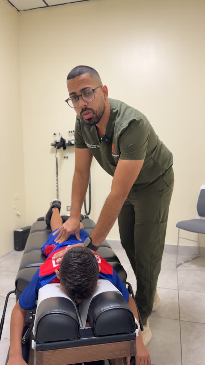 Dr. Jonathan Pesante Vélez explicando un tratamiento